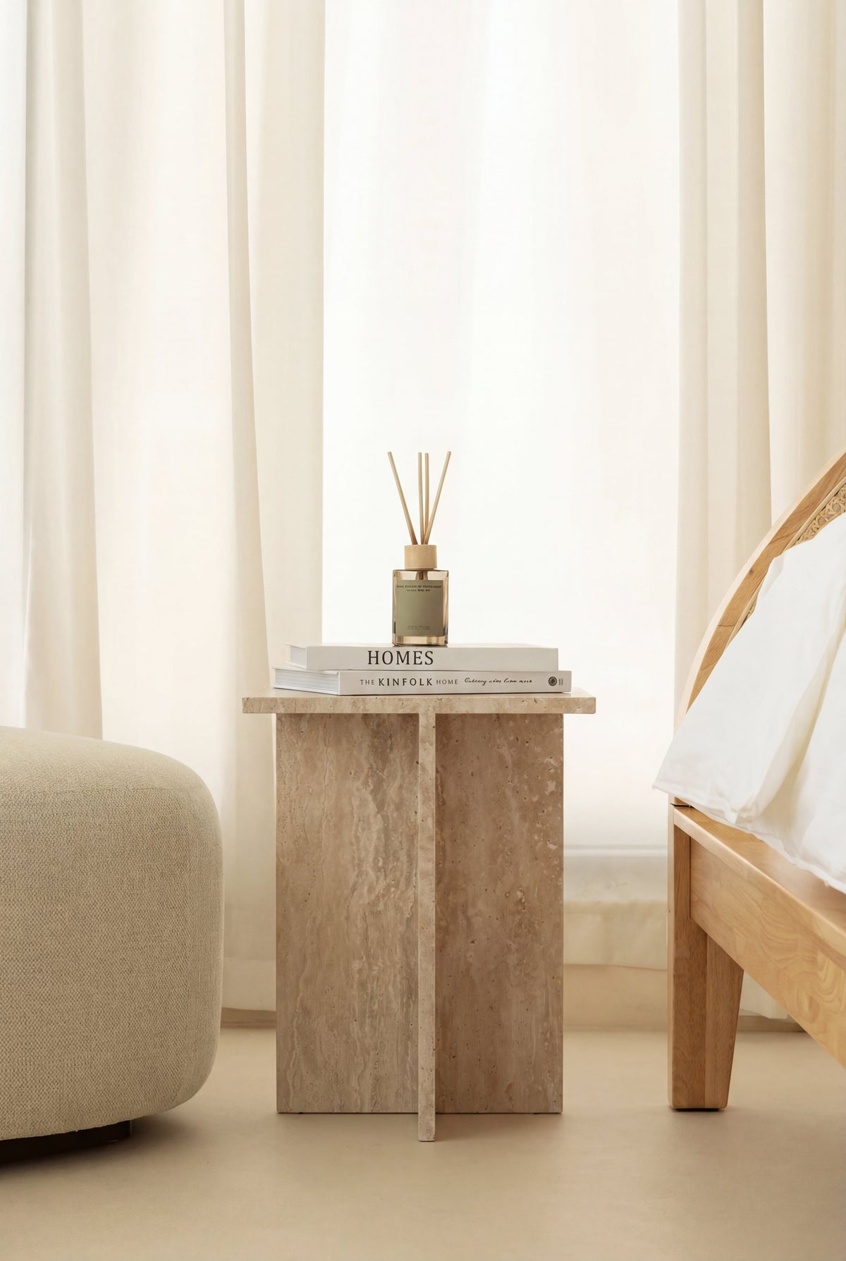 Table d'appoint en travertin Croisée dans une chambre