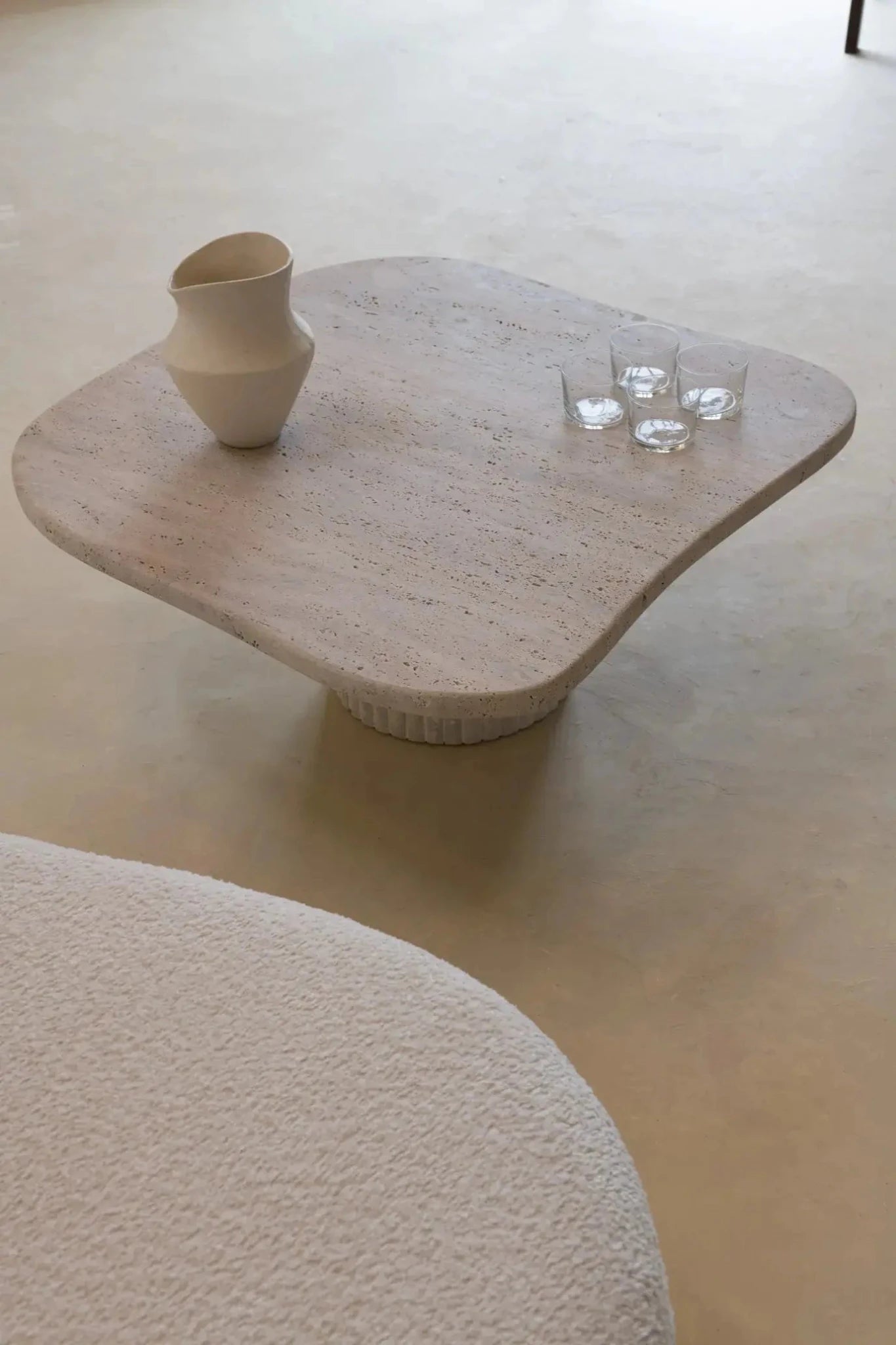 Table basse carré plateau forme organique Helios - Modernista Maroc
