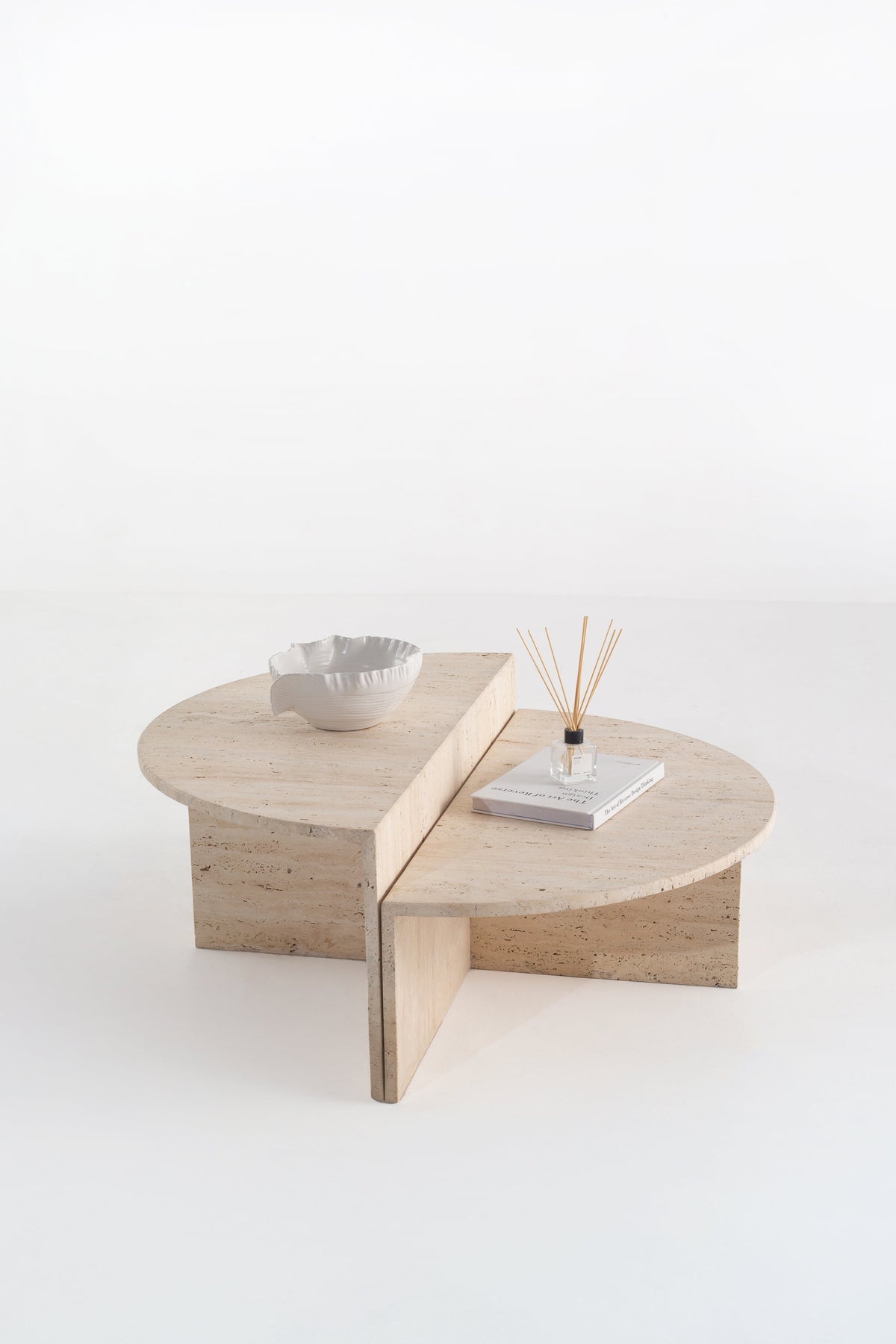Table basse Éclipse en travertin vue en studio
