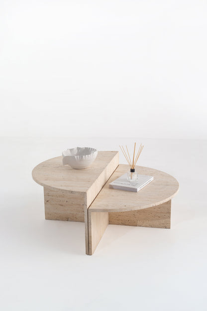 Table basse Éclipse en travertin vue en studio