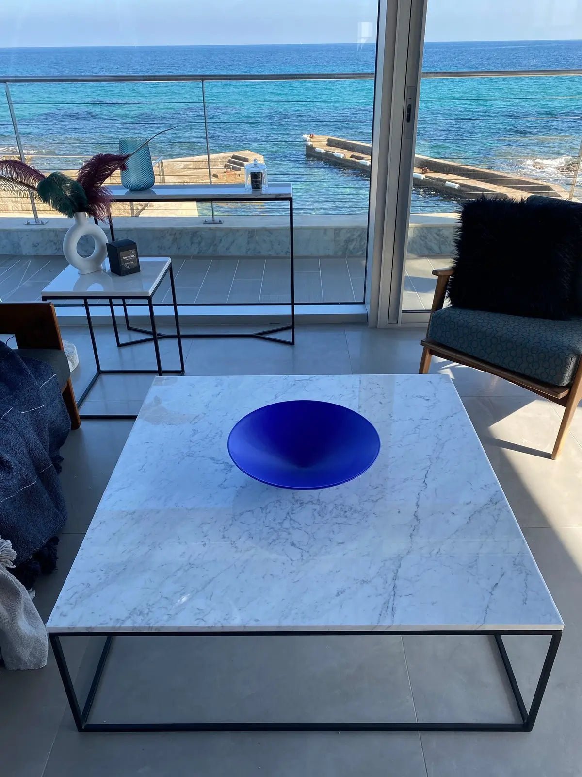 Table Basse en Marbre Blanc de Carrare - Support Minimaliste - Modernista Maroc