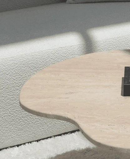 Table Basse en Travertin Irrégulière avec Base en Lamelles de Travertin (2 Tailles) - Modernista Maroc
