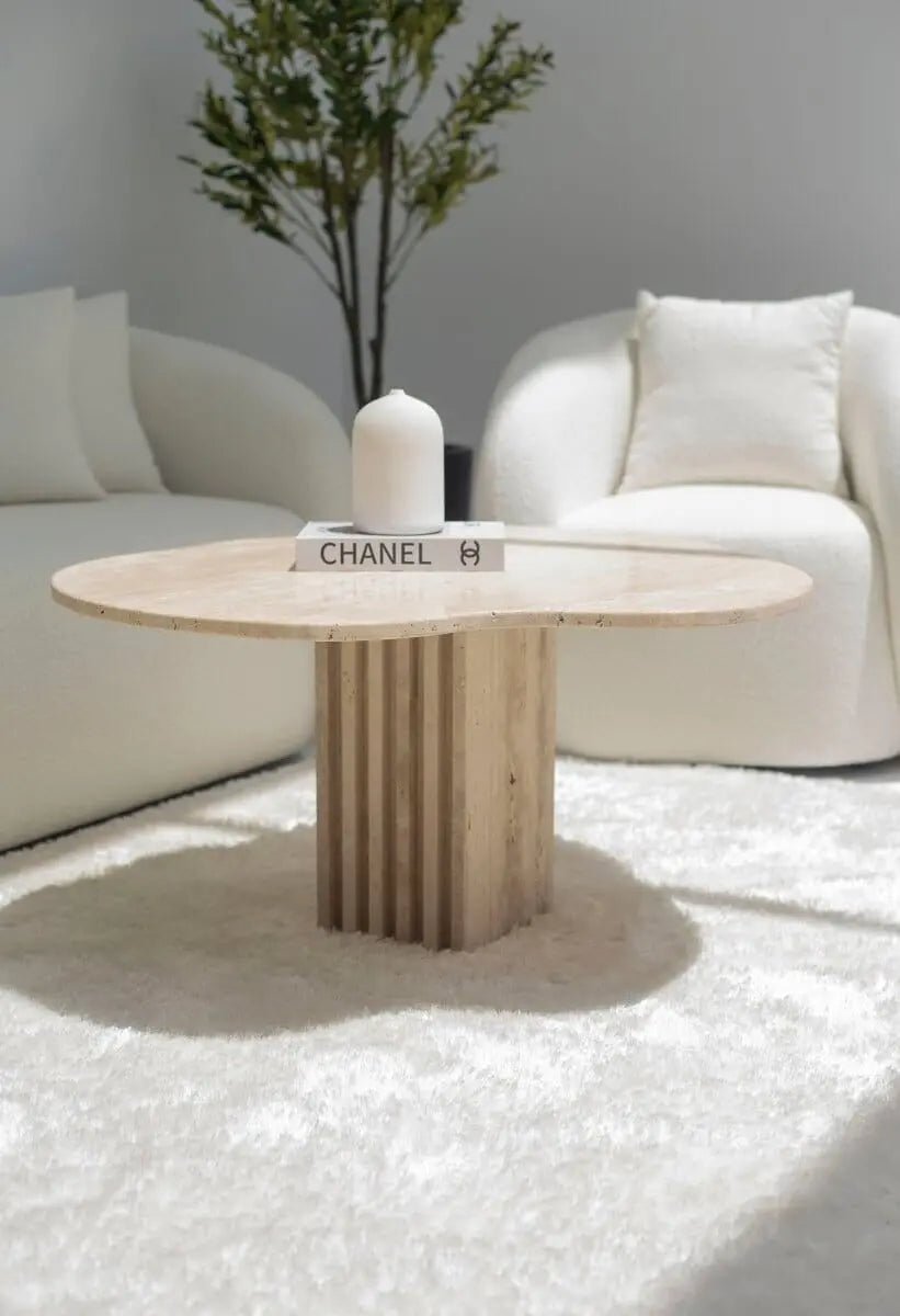 Table Basse en Travertin Irrégulière avec Base en Lamelles de Travertin (2 Tailles) - Modernista Maroc