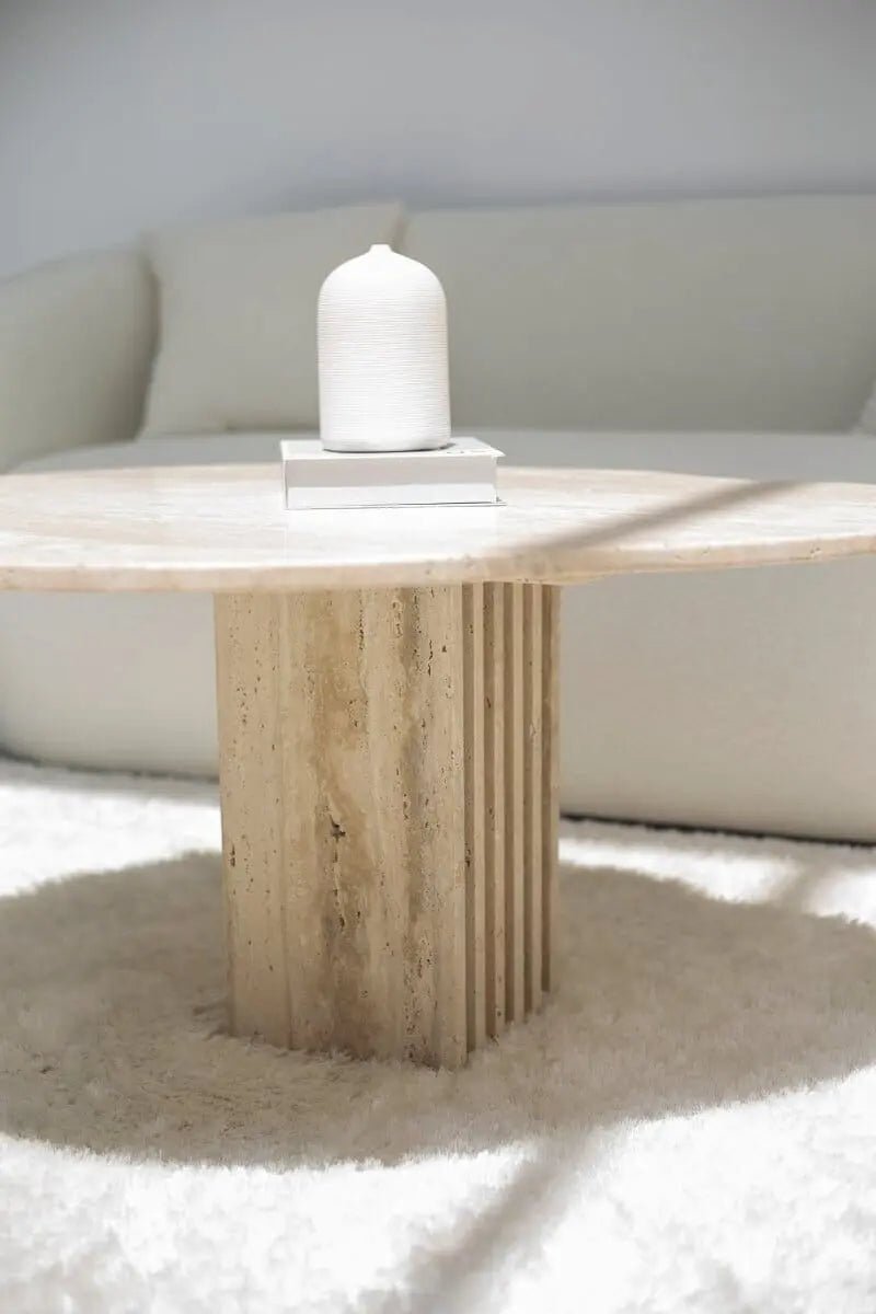 Table Basse en Travertin Irrégulière avec Base en Lamelles de Travertin (2 Tailles) - Modernista Maroc