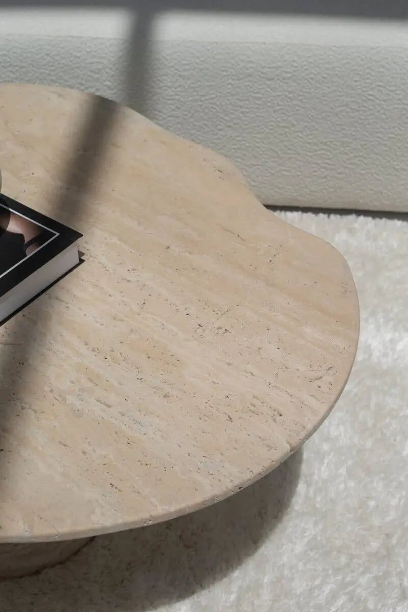 Table Basse en Travertin Irrégulière avec Base en Lamelles de Travertin (2 Tailles) - Modernista Maroc