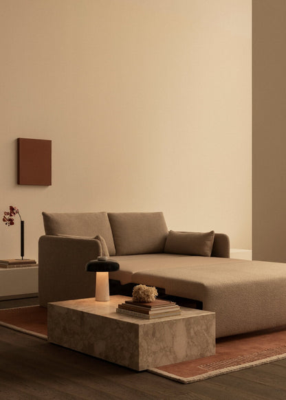 Table basse monolithe en pierre Kunis Breccia dans un salon