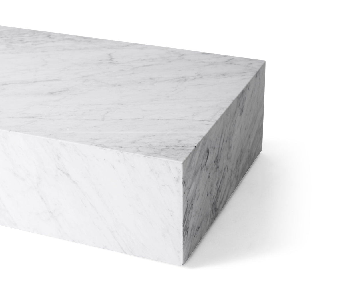 Table basse monolithe en marbre Blanc de Carrare, vue de biais