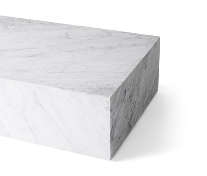 Table basse monolithe en marbre Blanc de Carrare, vue de biais