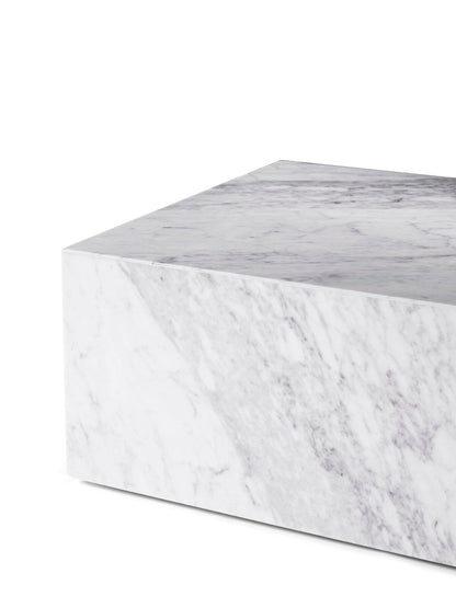 Table basse monolithe en marbre Blanc de Carrare, détail de l'angle