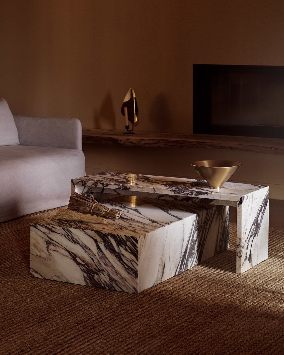 Table basse monolithe en marbre Calacatta Viola, ambiance