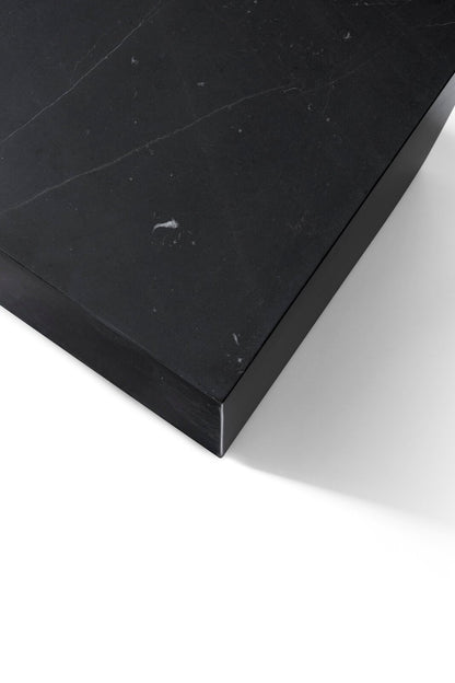 Table basse monolithe en marbre Nero Marquina, détail