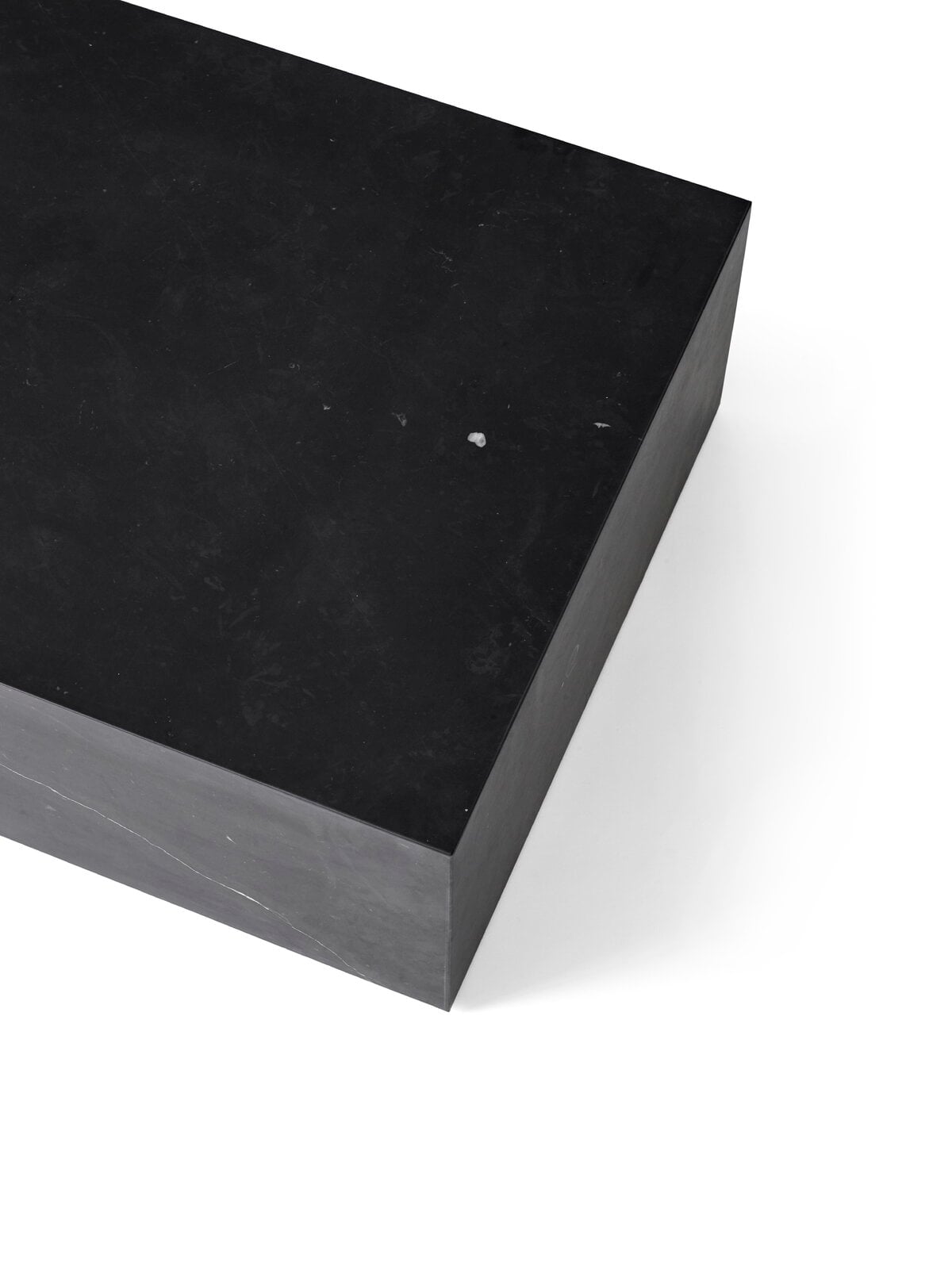 Table basse monolithe en marbre Nero Marquina, détail de l'angle
