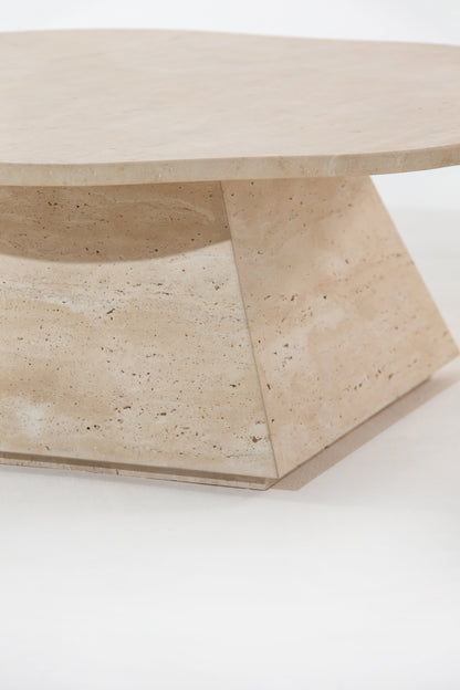 Socle géométrique en travertin de la table basse Dune