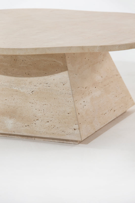 Socle géométrique en travertin de la table basse Dune