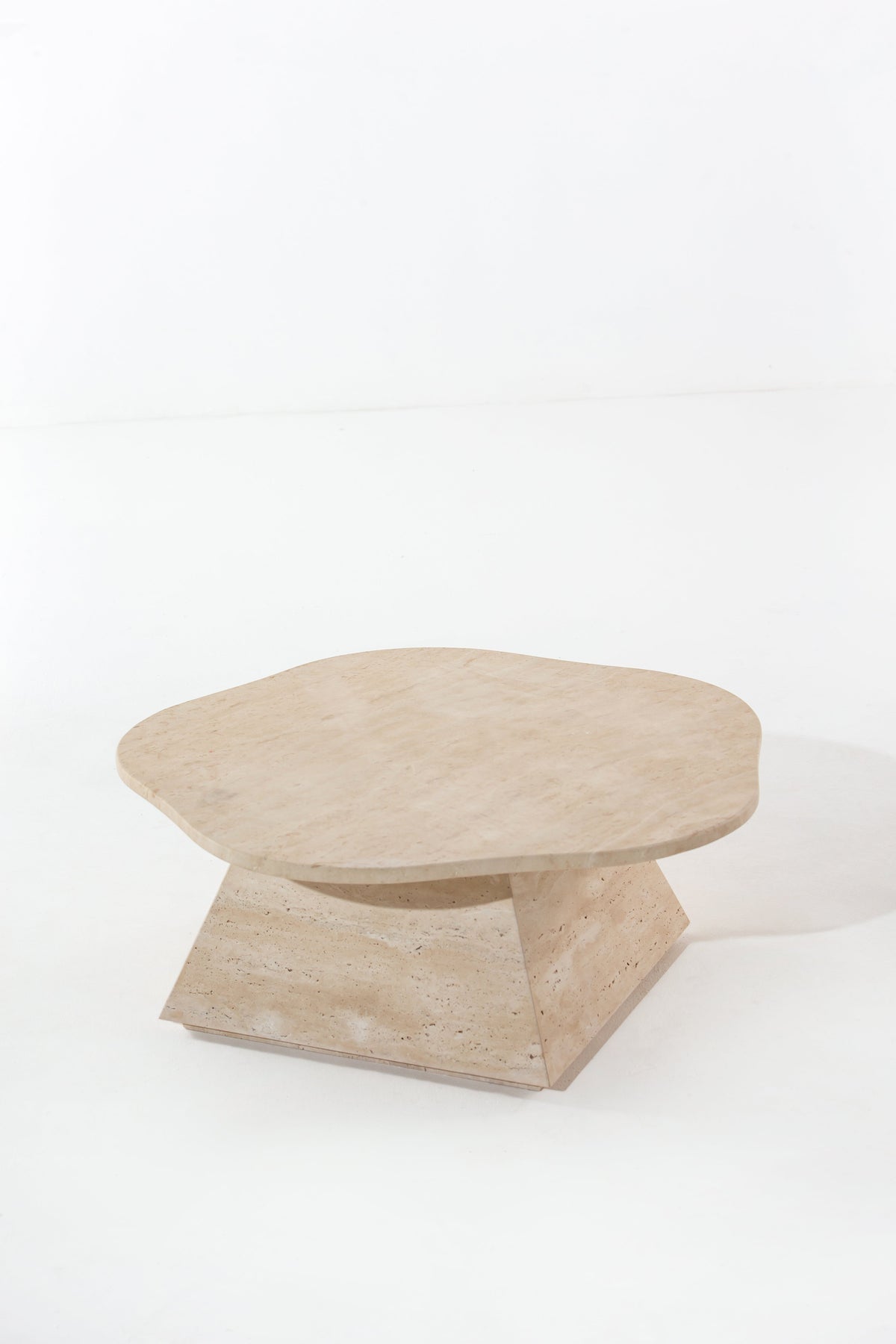 Table basse Dune en travertin vue en studio