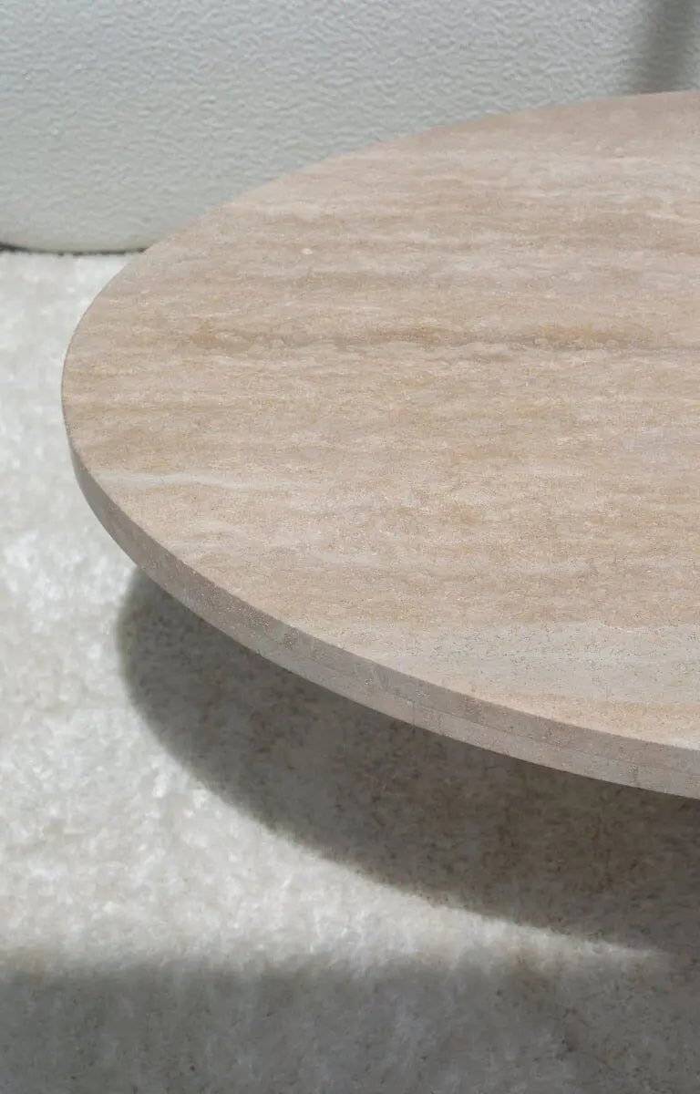 Table Basse Ovale en Travertin avec Base en Lamelles de Travertin (2 Tailles) - Modernista Maroc