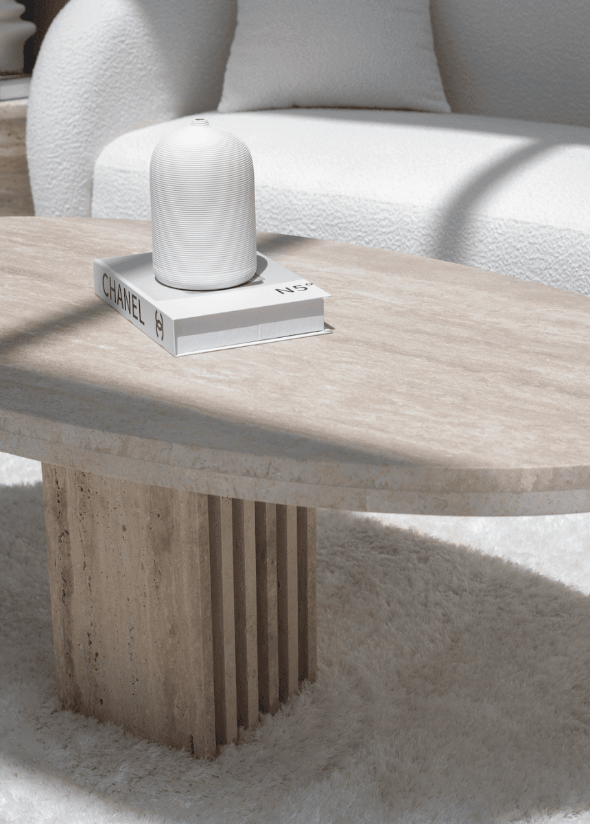 Détail du socle en bardage de travertin