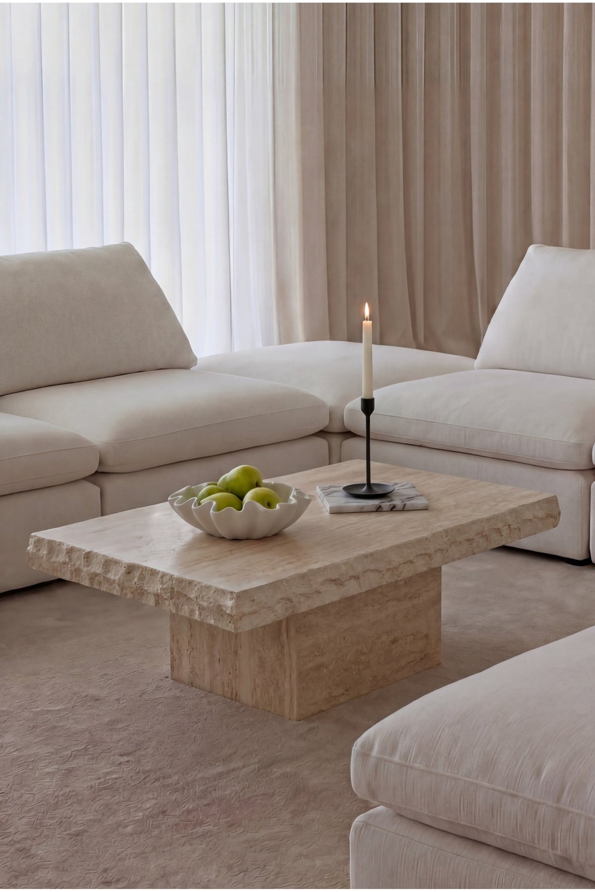 Table basse Roka en travertin aux bords bruts dans un salon