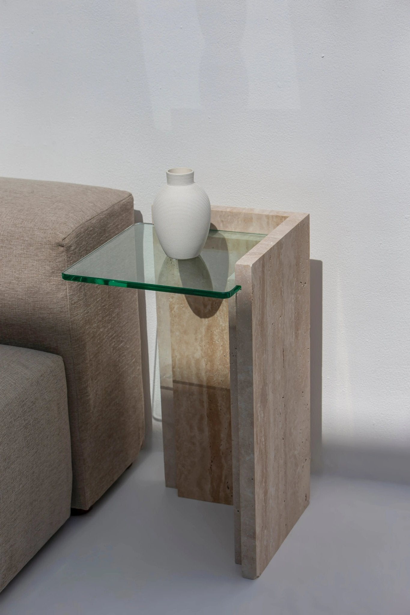Table d’appoint Anise en travertin avec plateau en verre - Modernista Maroc