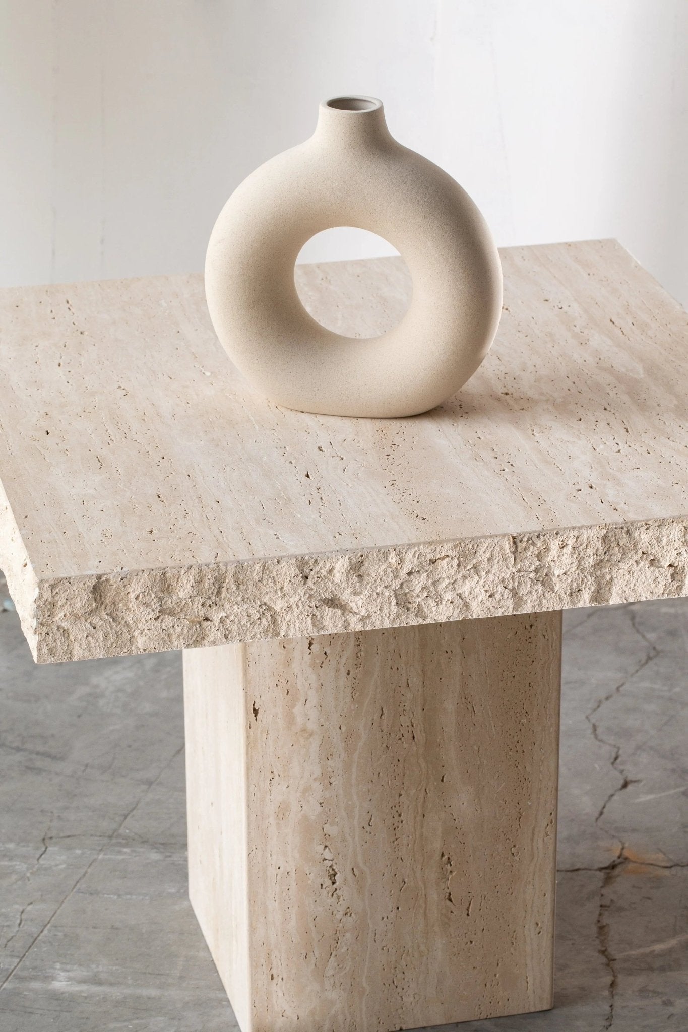 Table d'appoint carrée en travertin (2 tailles) - Modernista Maroc