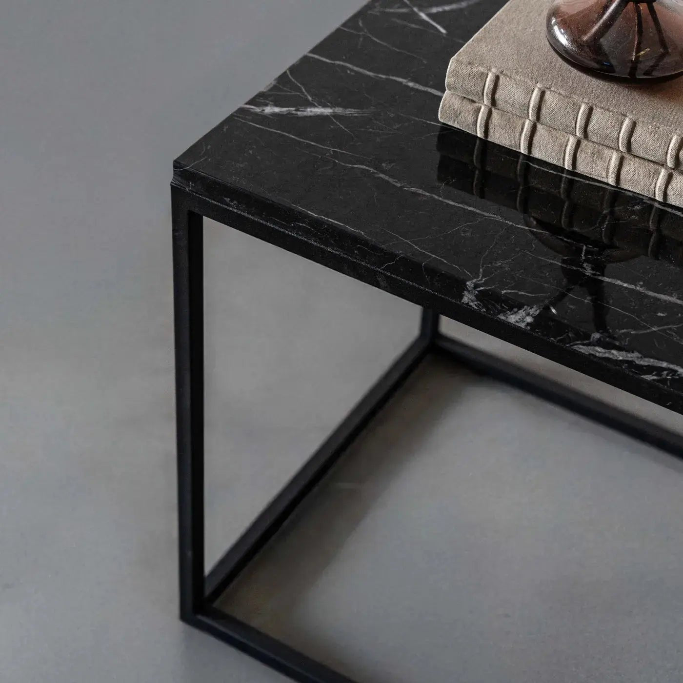 Table d’appoint Noctis en marbre Marquina - Modernista Maroc