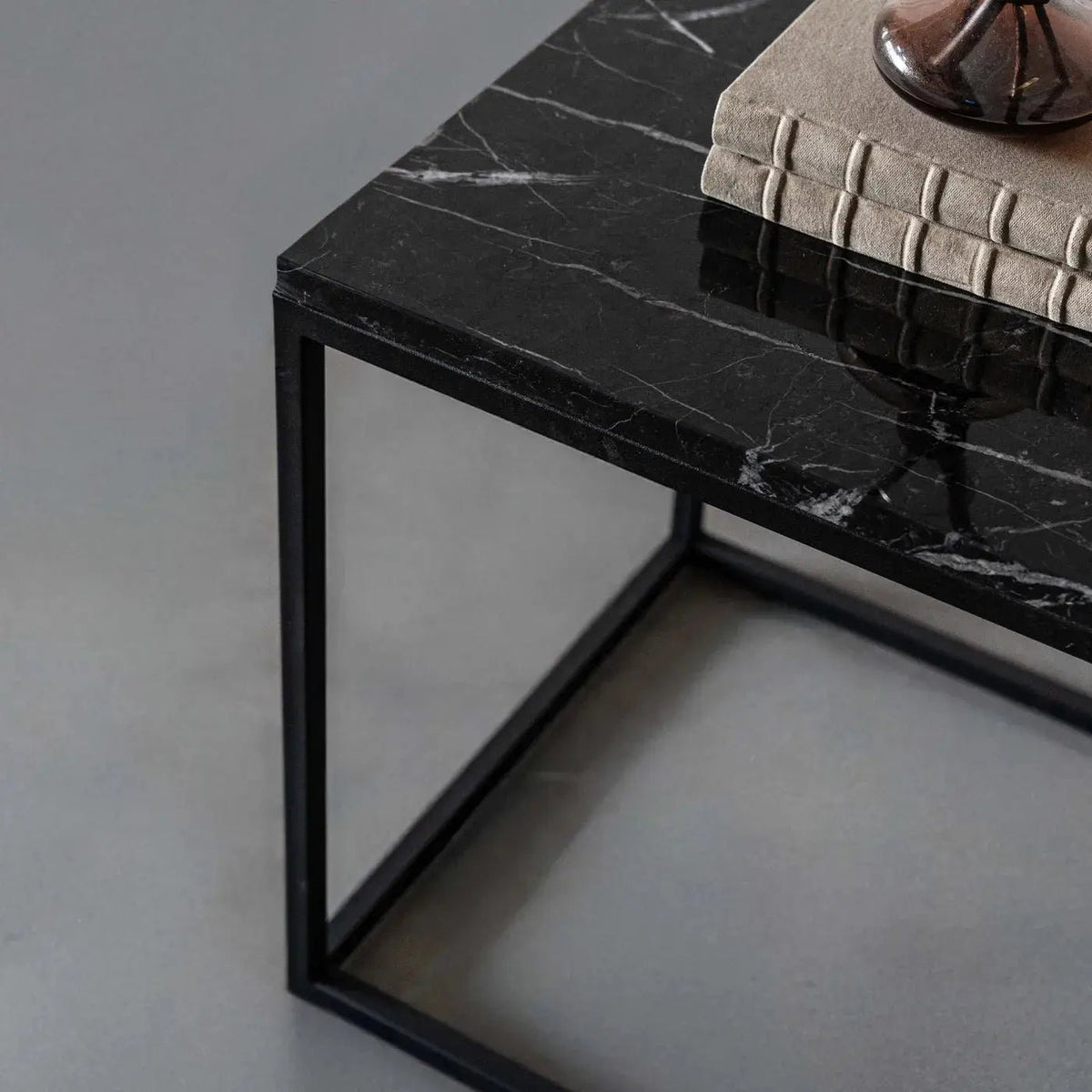 Table d’appoint Noctis en marbre Marquina - Modernista Maroc
