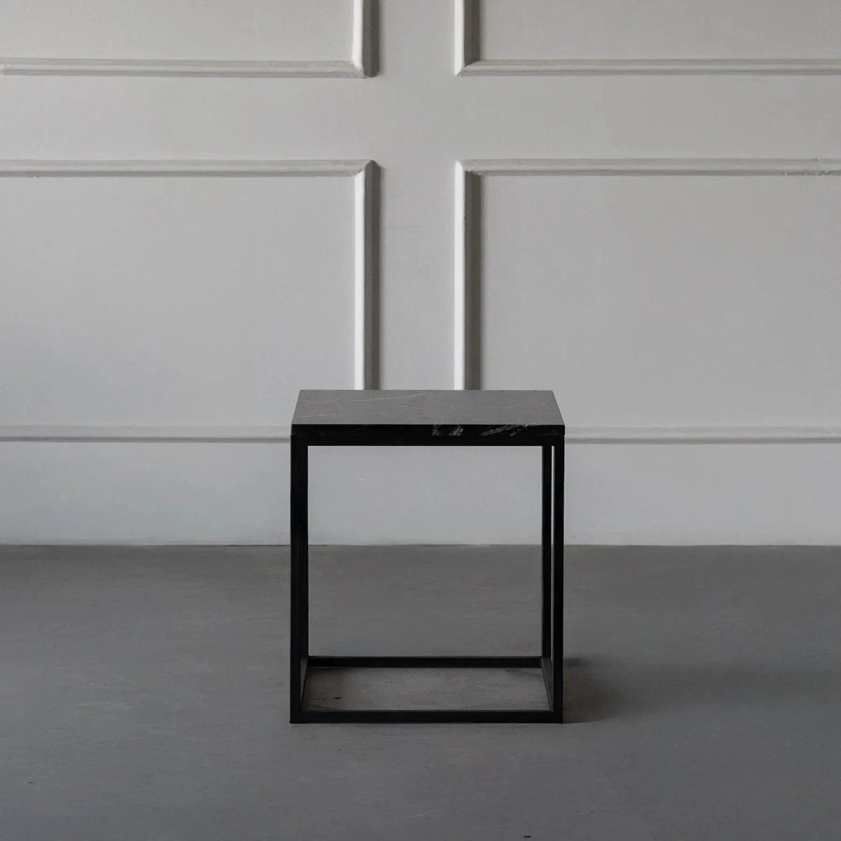 Table d’appoint Noctis en marbre Marquina - Modernista Maroc