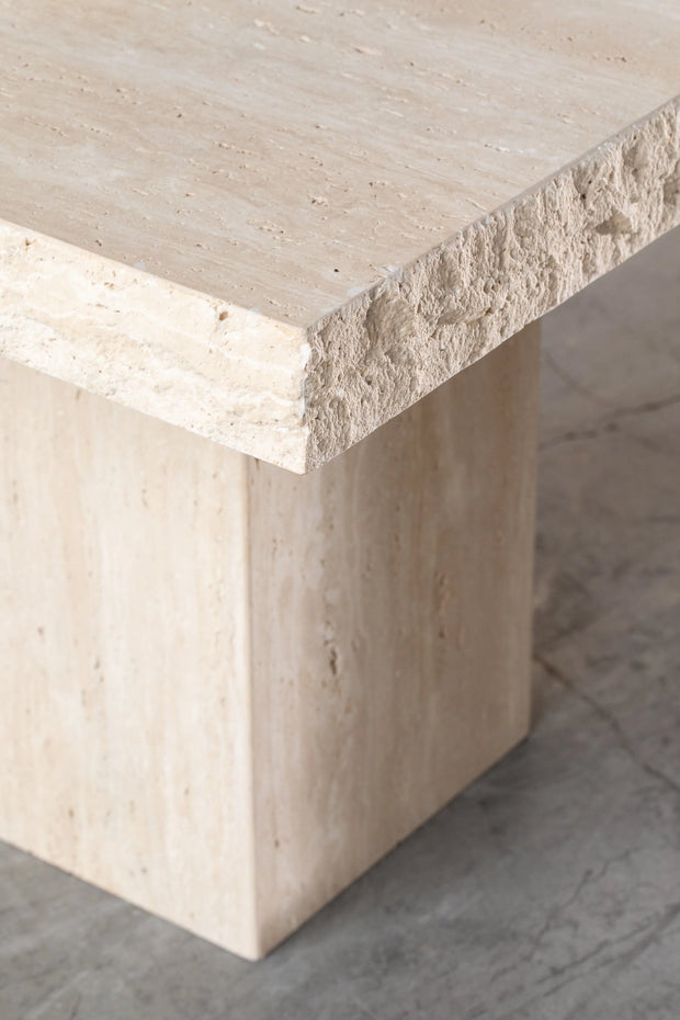 Table d'appoint carrée en travertin (2 tailles) - Modernista Maroc
