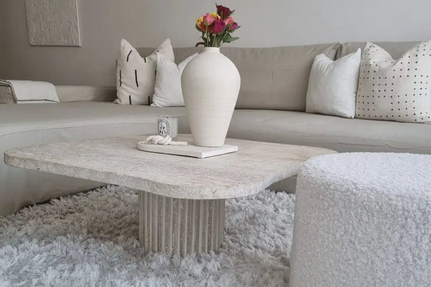 Table basse en travertin forme organique Ninive - Modernista Maroc